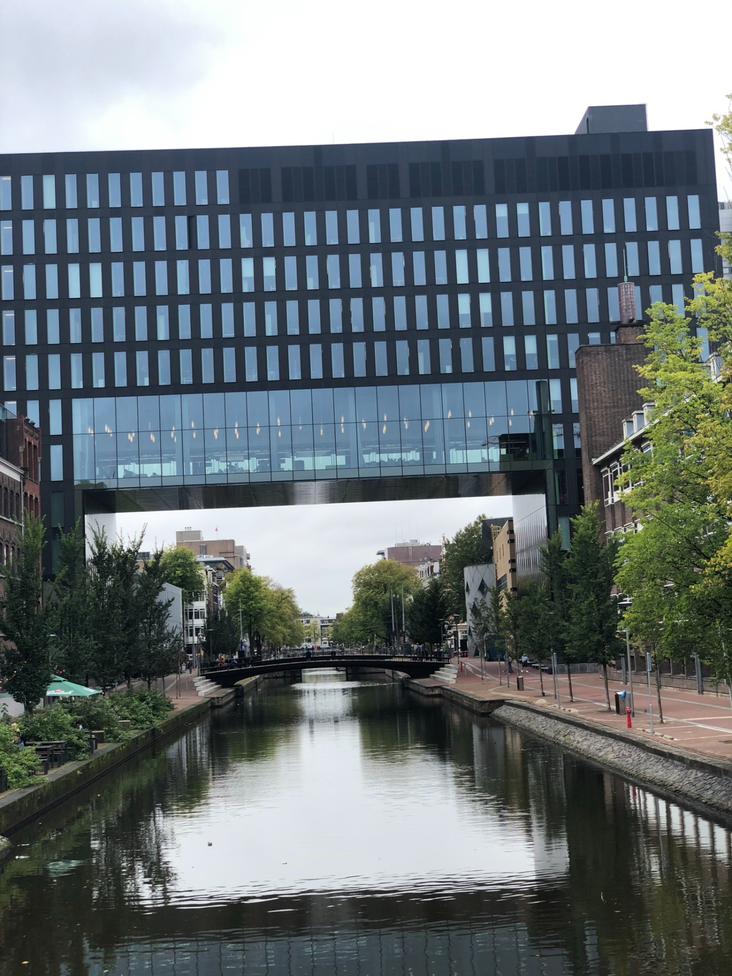 Locatie 1 - Dit is het hoofdgebouw van de UVA op de Roeterseilandcampus. Het is een modern gebouw dat veel glas bevat. Deze locatie is zo goed omdat het zich heel centraal in de hoofdroute bevindt en dus ook vaak zal worden bekeken. Als er hier een kunstwerk zou komen dan zou die hangen boven het water. Zo kunnen mensen in boten er goed van genieten, maar ook mensen die te voet zijn. Klik op de afbeelding om rond te kijken