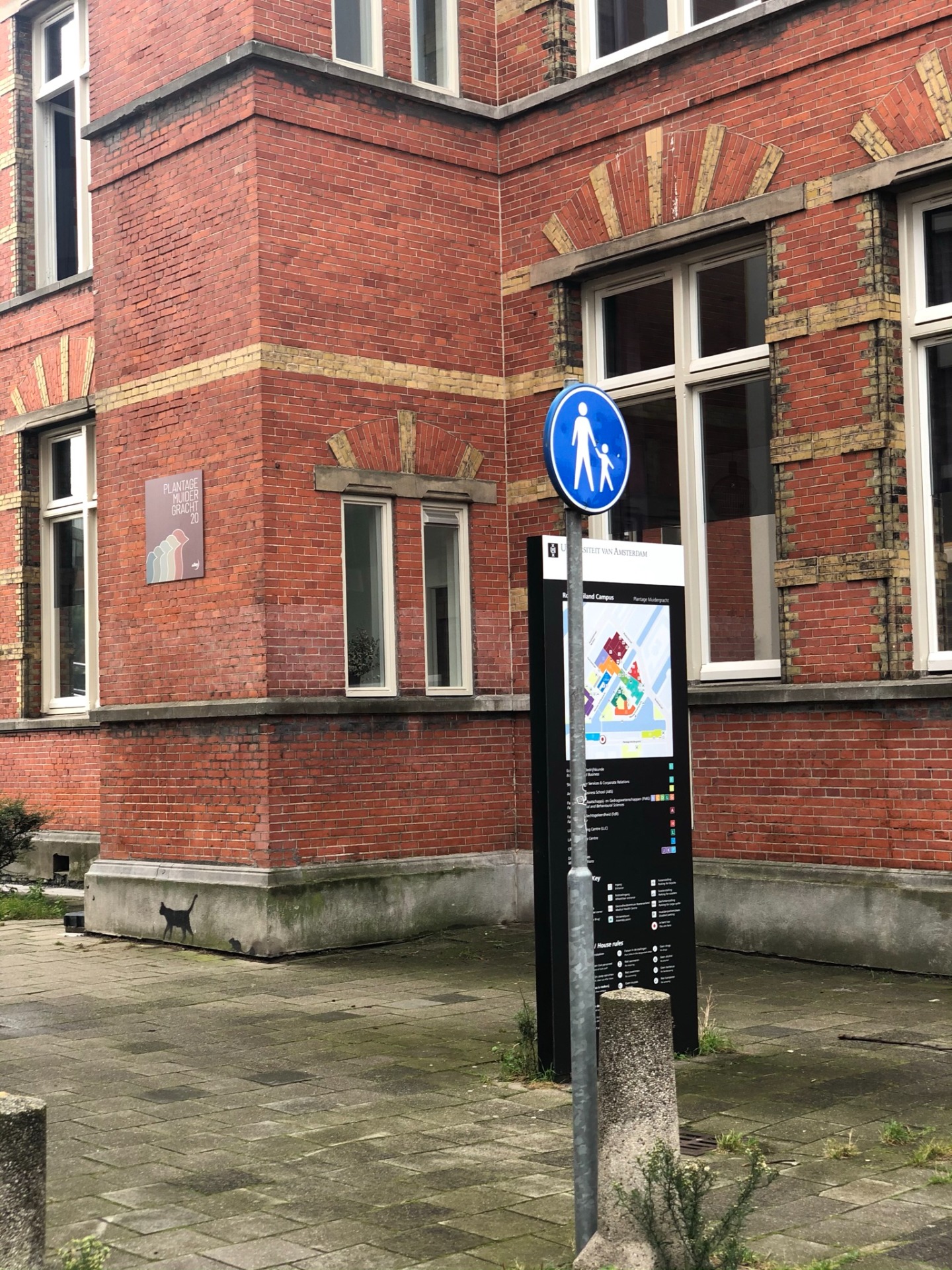 Locatie 2 - Dit is ook dichtbij de Roeterseilandcampus en een groot pluspunt voor deze locatie is dat het zich bevindt in een hoek. Het Amsterdam Light Festival vindt plaats rond de winter en het is dan niet altijd prachtig weer. In deze hoek zullen mensen dan iets minder nat worden en dat geldt ook voor het kunstwerk. Klik erop om rond te kijken.